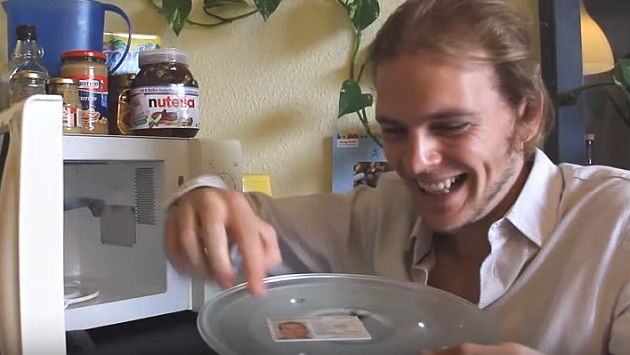 Hay una buena razón por la que alemanes calientan sus documentos de identidad en microondas. (YouTube)