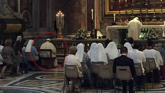 Papa Francisco rompió protocolo y se sentó junto a fieles para escuchar misa . (Todo Noticias)