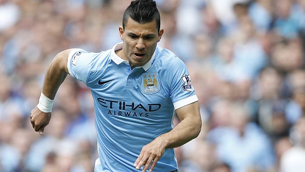 Sergio 'Kun' Agüero detuvo partido de Manchester City para atender a hincha desmayado. (Reuters)