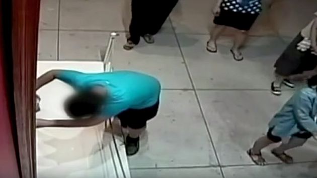 Este niño tropezó y le hizo un hueco a cuadro de US$1.5 millones. (Captura de YouTube)