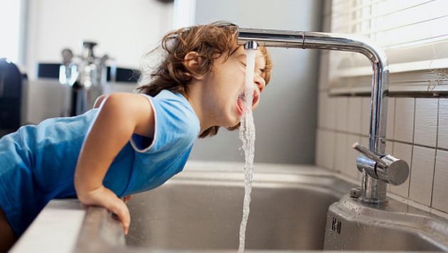 ¿Consumir ocho vasos de agua a diario es necesario para estar bien de salud? (Getty Images)