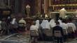 Papa Francisco rompió protocolo y se sentó junto a fieles para escuchar misa   