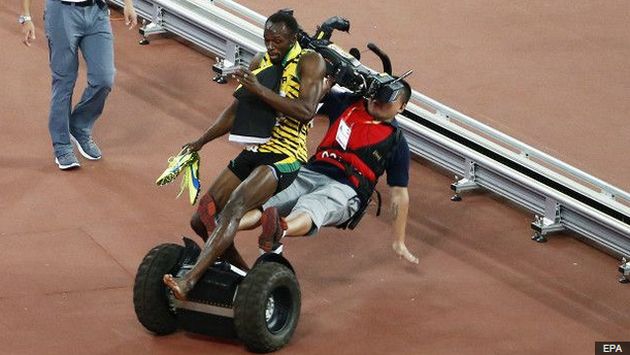 Mientras Usain Bolt caminaba y saludaba al público, un camarógrafo lo derribó. (EPA/BBC)