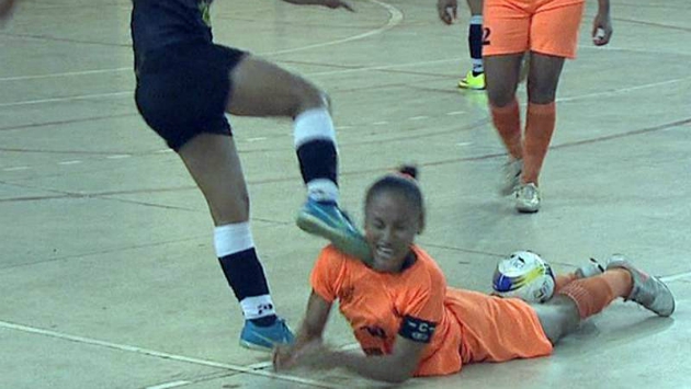 Monique llevó la peor parte en partido de futsal en Brasil. (Captura)