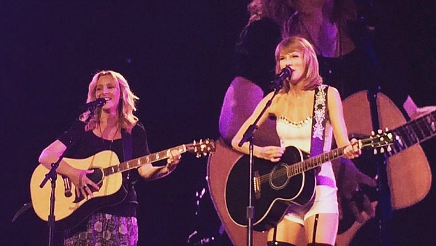 Lisa Kudrow y Taylor Swift reviven un chiste recurrente en Friends (YouTube / Captura)
