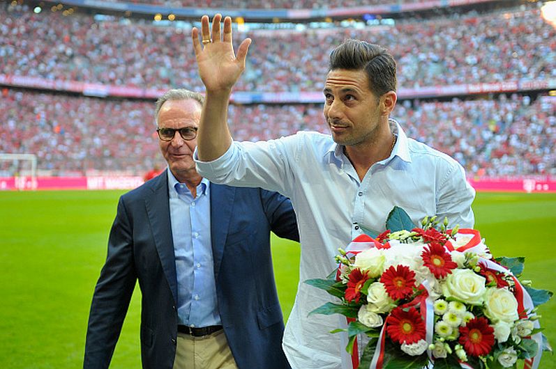 Claudio Pizarro recibió homenaje de Bayern Munich ante los aplausos de 70 mil hinchas. (Getty Images)