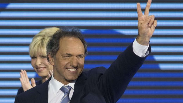 Crece apoyo para el candidato kirchnerista Daniel Scioli. (AFP)