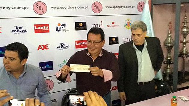 EN LA CANCHA. En el Club Sport Boys, Moreno entregó el cheque. (USI)