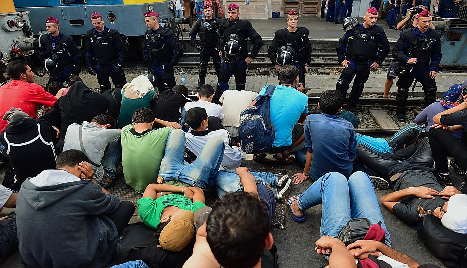 Hungría: Caos en estación de trenes de Budapest por ola de inmigrantes. (AFP)