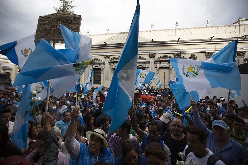 Ciudadanos festejaron el levantamiento de inmunidad a presidente Otto Pérez en Guatemala. (BLOOMBERG)