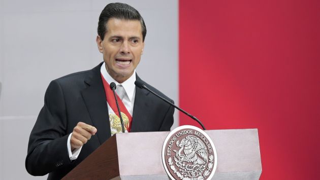 Enrique Peña Nieto casi se le cae la banda presidencial durante trasmisión en Periscope. (EFE)