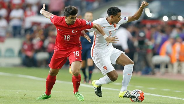 Oguzhan Ozyakup abrió el marcador para los turcos a los ocho minutos. (EFE)