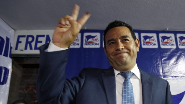 Comediante Morales aventaja por poco margen a Baldizón en comicios. (Reuters)