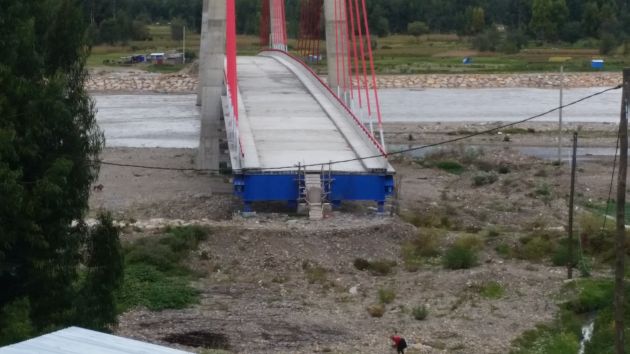 Inconcluso. Así luce el puente Comuneros sobre el río Mantaro que conecta Huancayo con Chupaca. (Carlos Castillo)