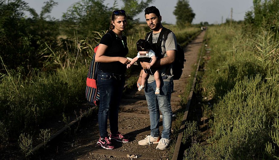 De Irak a Alemania: Así fue la odisea de un matrimonio de refugiados y su bebé. (AFP)