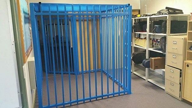Escuela encerraba en una jaula azul a niño autista de 10 años. (Camberra Times)