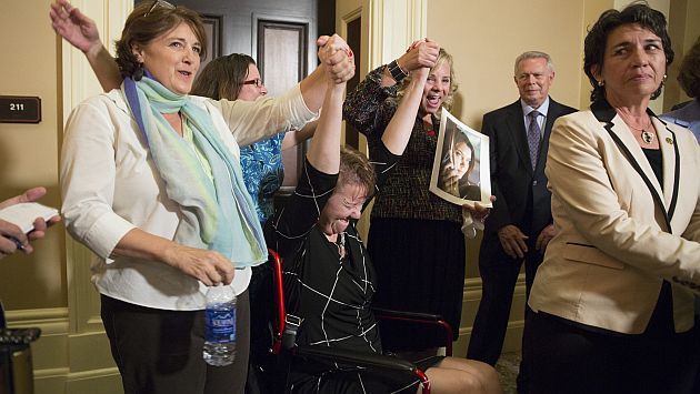 Christy O'Donnell, paciente con cáncer terminal, celebra decisión con deudos de Brittany Maynard. (AP)