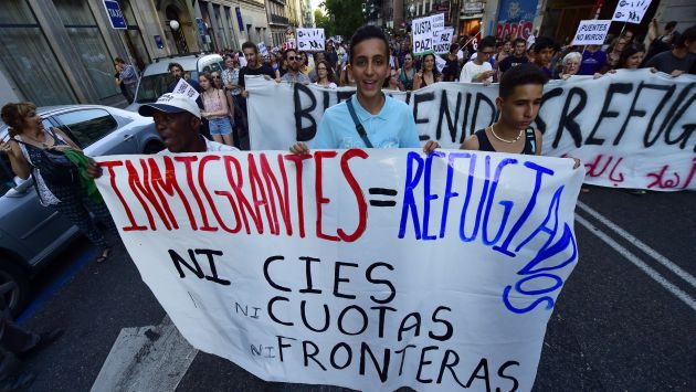 Se informó que cerca de 400 manifestantes rechazar la iniciativa de la Unión Europea de *incorporar cuotas de aceptación obligatoria de refugiados (AFP).