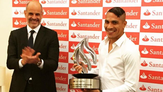 Paolo Guerrero recibió el trofeo en Brasil. (Instagram Alondra García Miró)
