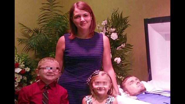 Hay una buena razón por la que esta mujer y sus hijos posan sonrientes junto al ataúd. (Eva Holland en Facebook)