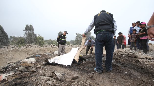 Víctimas. Policía recogió los cuerpos en la vía de ingreso a Andas. (USI/Referencial)