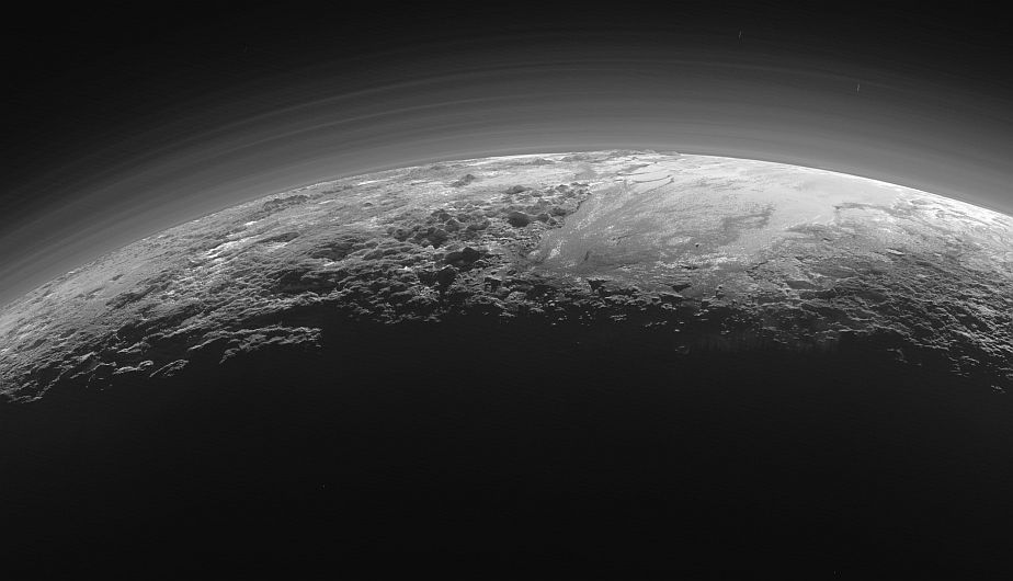 Unas espectaculares imágenes a contraluz de Plutón, tomadas por la sonda espacial New Horizons de la NASA, muestra desde una perspectiva muy diferente al planeta enano. (NASA)