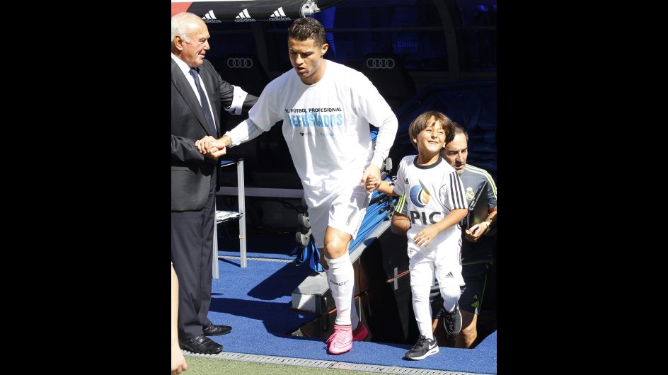 Real Madrid: Cristiano Ronaldo salió de la mano del niño sirio refugiado en España. (EFE)