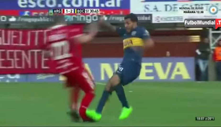 Carlos Tevez rompió tobillo a jugador con una entrada criminal. (Captura YouTube)