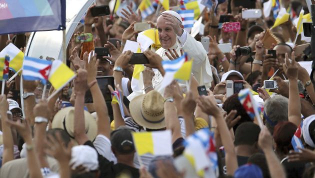Multitud en la ceremonia. Algunos llevan una semana esperando que el Sumo Pontífice diese su primera homilía en Cuba. (EFE)