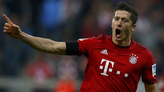 Robert Lewandowski marcó 5 goles en triunfo del Bayern Múnich ante Wolfsburgo. (Reuters)