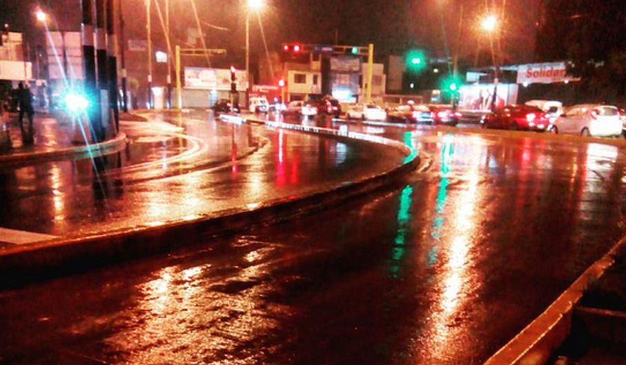 Lima: La primavera se inició con una lluvia que sorprendió a transeúntes