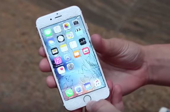 El iPhone 6S no aguantó una caída aproximadamente 2 metros de altura. (YouTube)
