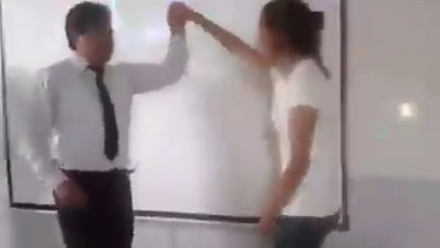 Profesor baila reggaeton con sus alumnas al interior de aula universitaria.  (Facebook: PerúRec)