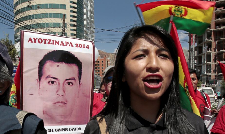 Eva Liz Morales encabezó protesta, en la Paz, por la desaparición de 43 estudiantes mexicanos (EFE)
