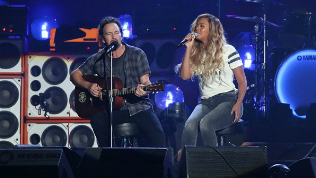 Eddie Vedder y Beyoncé juntos en el Global Citizen Festival (Getty Images)