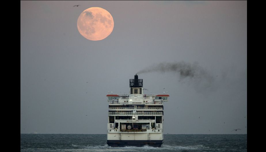 La luna desde el puerto de Dover, al sur de Inglaterra. (Reuters)