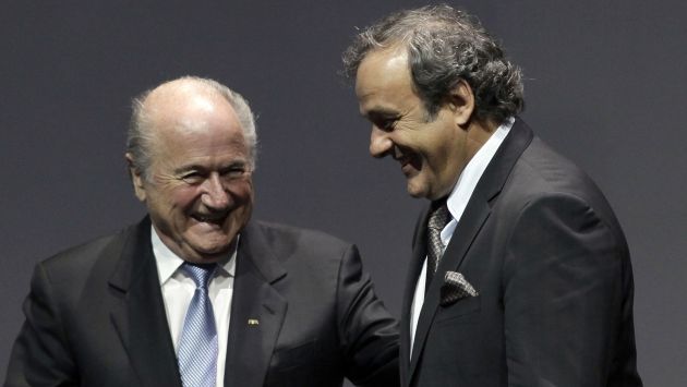 Michel Platini promete colaborar con investigación a Joseph Blatter. (AFP)