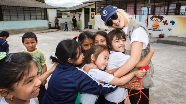 Christina Aguilera realizó labor comunitario con niños de Ecuador. (Twitter)