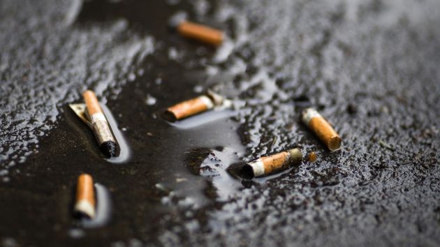 Colillas de cigarrillo son un gran problema para las autoridades en París. (AFP)