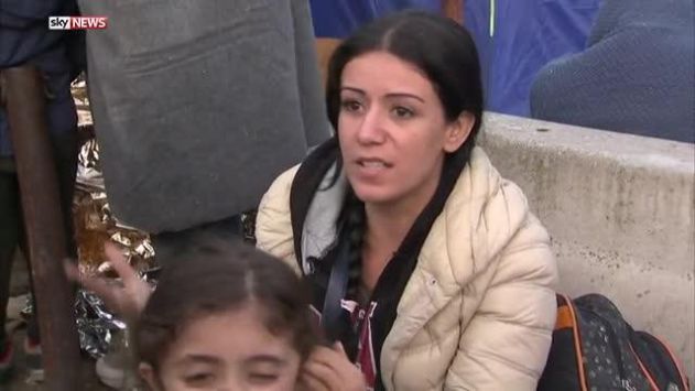 "Lleven a mi hija a Alemania", la súplica de una refugiada siria que conmueve a la red social. (Facebook de Sky News)