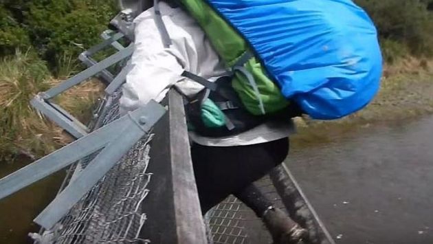 YouTube: Turistas franceses cayeron de un puente de 8 metros de altura. (YouTube)