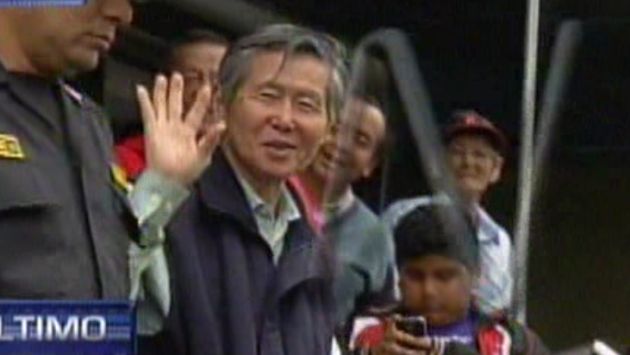 Alberto Fujimori salió sonriente y saludando de una clínica local. (Captura de TV)