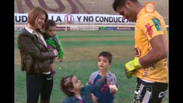 Raúl Fernández fue sorprendido por sus hijos en la cancha de Universitario de Deportes. (América TV)