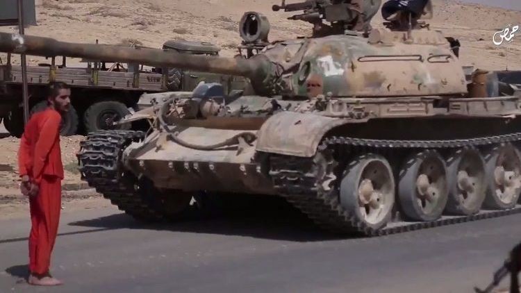 Estado Islámico aplastó con un tanque a prisionero en Siria. (YouTube)