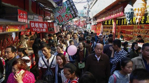 ¿Por qué en los viajes turísticos de Hong Kong te obligan a realizar compras caras? (EFE)