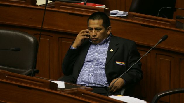 Renuncia decisiva. La salida de Walter Acha podría generar una modificación en las comisiones. (Perú21)