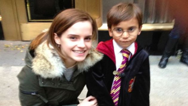 El día que Emma Watson se encontró con un pequeño 'Harry Potter' caminando en Nueva York. (9gag.com)