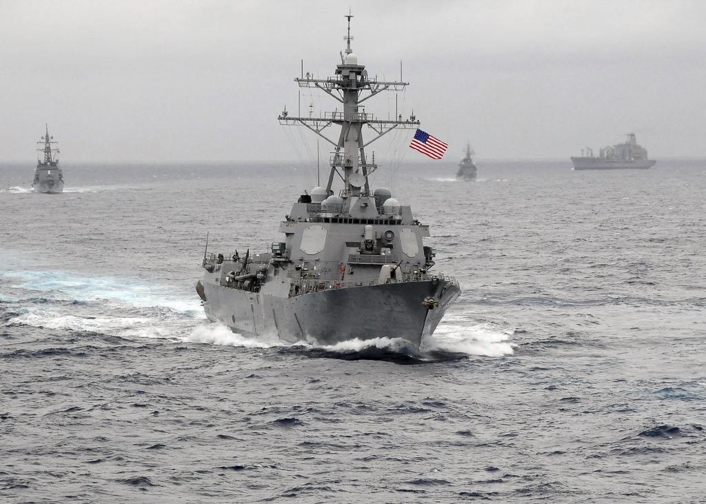 Buque de guerra Lassen de EE.UU. navega por territorio marítimo reclamado por China. 