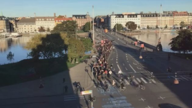 Copenhague, una ciudad donde se ve más bicicletas que autos en 'hora punta'. (Captura de video)
