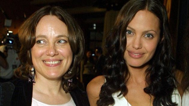 Angelina Jolie: Su madre sugirió a médica que le extirpen los ovarios. (dailymail.co.uk)